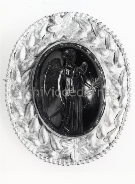 "10. Tomba di una dama romana, corredo funerario: la spilla di granata con montatura in oro."