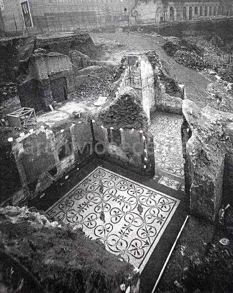 "11. Un quartiere di Roma Termini: nella fotografia del 1947 si posso vedere alcuni degli ambienti della domus con la loro decorazione prima della distruzione."