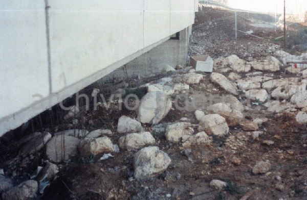"2) Macchia del Barco: stato di conservazione attuale e del viadotto autostradale che, passando a 100 cm. dal selciato, non so fino a che punto salvaguardi l'antica strada."