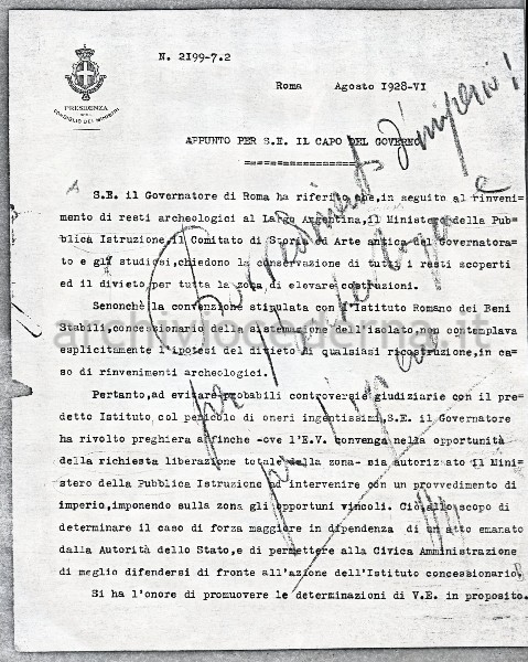 Illustrazione num. 2: "Provvedimento d'imperio! Per l'archeologia e per l'igiene." Sempre a matita blu Mussolini nel '28 impone la salvaguardia dei templi di largo Argentina e vieta che ci si costruisca sopra