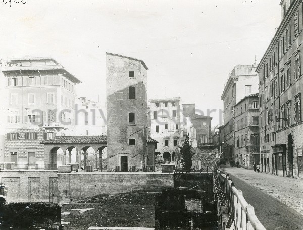 Illustrazione num. 9: "I falsi di largo Argentina, torre e loggetta. A destra, inizia lo sventramento di via delle Botteghe Oscure"