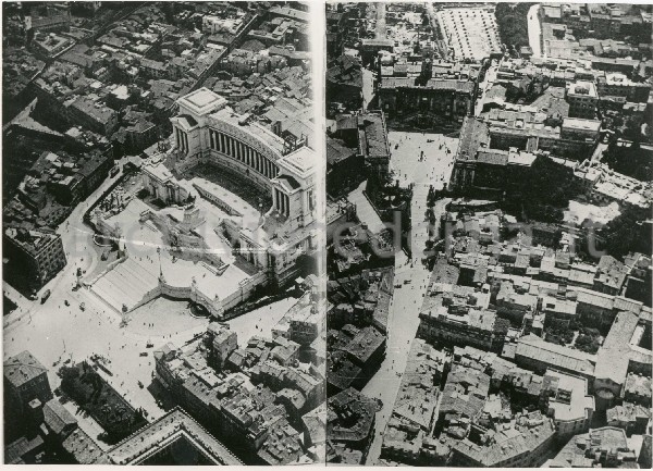 Illustrazione num. 12: "Veduta aerea di piazza Venezia e piazza Aracoeli, prima degli sventramenti di via dell'Impero e via del Mare. L'allungata e raccolta piazza Aracoeli, in rapporto alla quale Michelangelo aveva realizzato la piazza del Campidoglio, viene rasa al suolo nel 1928-29 e, alla fine, dopo acerbe polemiche, sostituita dall'esedra arborea di C. Ricci (male minore rispetto ai porticati, loggiati e "arringhi" proposti da Ojetti)".