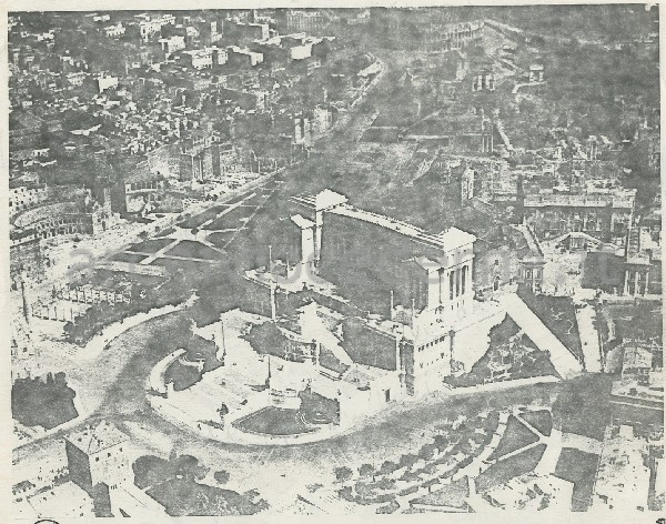 Illustrazione num. 13: "Veduta aerea di piazza Venezia e piazza Aracoeli, prima degli sventramenti di via dell'Impero e via del Mare. L'allungata e raccolta piazza Aracoeli, in rapporto alla quale Michelangelo aveva realizzato la piazza del Campidoglio, viene rasa al suolo nel 1928-29 e, alla fine, dopo acerbe polemiche, sostituita dall'esedra arborea di C. Ricci (male minore rispetto ai porticati, loggiati e "arringhi" proposti da Ojetti)".