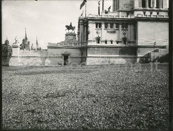 Illustrazione num. 15: "La ghiaia al posto dei quartieri antichi: � di fronte a questo deserto creato dalla distruzione di piazza Aracoeli che, nel '30, Ugo Ojetti scatena la polemica".