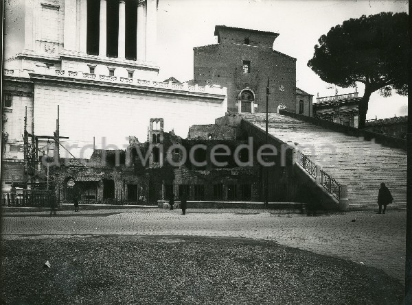 Illustrazione num. 19: "Redenzione e trasloco. Al posto della bella chiesa seicentesca, poveri ruderi smozzicati messi a nudo. La chiesa di S. Rita rimontata alla peggio duecento metri pi� in l�, in angolo tra via del Mare e piazza Campitelli (1937-40)".