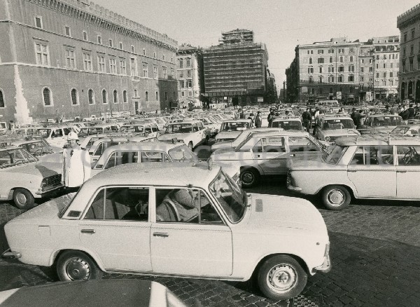 Illustrazione num. 22: "I vantaggi degli sventramenti. Al posto della chiesa seicentesca, paracarri, semicolonne, mozziconi di ruderi romani e medievali e intasamento di traffico; e come oggi � ridotta piazza Venezia".