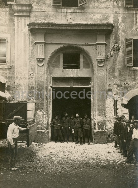 Illustrazione num. 24: "Arrivano le camicie nere, che sloggiano gli abitanti e li deportano nelle borgate".