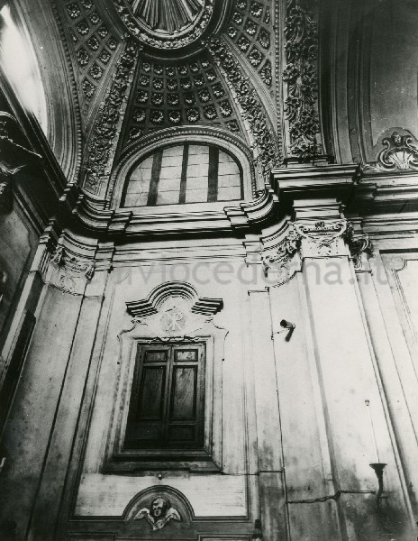 Illustrazione num. 27: "Chiese distrutte per lo sventramento di via del Mare. La chiesa di S. Nicola dei Funari, alias SS. Orsola e Caterina, coi suoi bellissimi stucchi settecenteschi, demolita nel '29".