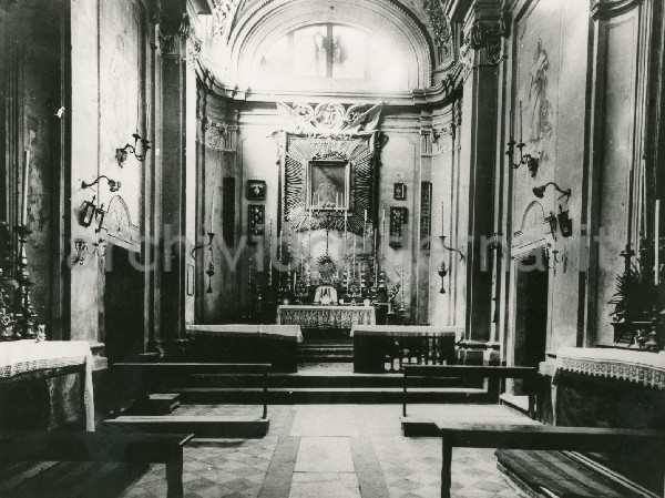 Illustrazione num. 28: "Chiese distrutte per lo sventramento di via del Mare. La chiesa di S. Nicola dei Funari, alias SS. Orsola e Caterina, coi suoi bellissimi stucchi settecenteschi, demolita nel '29".