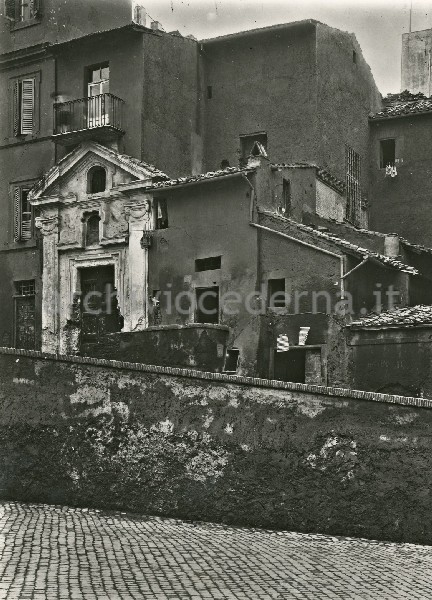 Illustrazione num. 31: "Chiese distrutte per lo sventramento di via del Mare. S. Maria in Vincis, rifatta nel settecento, demolita insieme al teatro dell'arco dei Saponari, nel '29-'30".