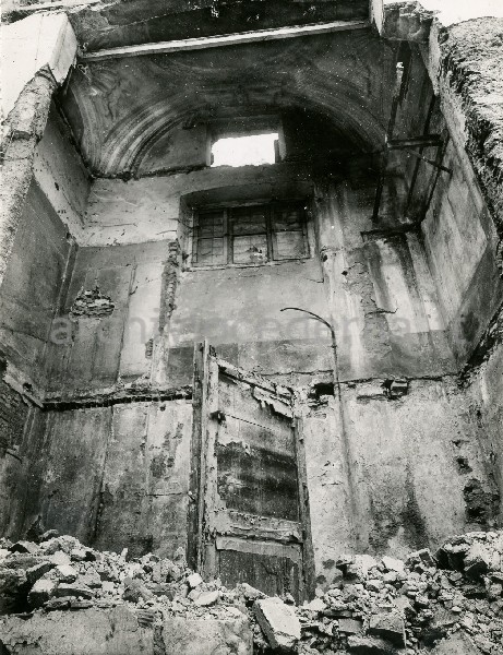 Illustrazione num. 32: "Chiese distrutte per lo sventramento di via del Mare. S. Maria in Vincis, rifatta nel settecento, demolita insieme al teatro dell'arco dei Saponari, nel '29-'30".