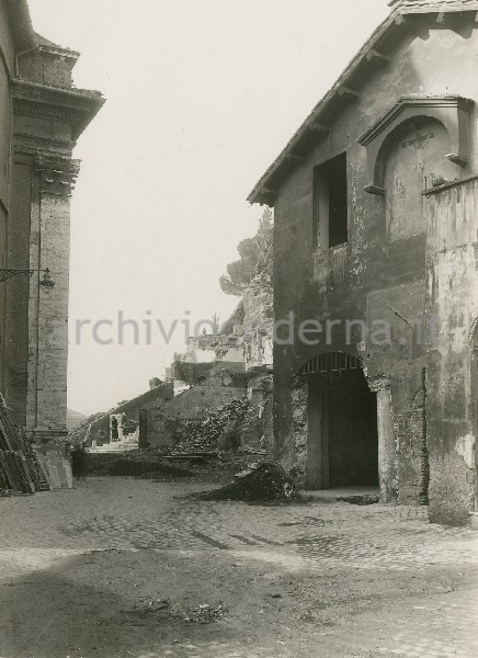 Illustrazione num. 33: "Chiese distrutte per lo sventramento di via del Mare. L'oratorio di S. Lorenzo de Nicolanaso, di origine medievale, sul versante meridionale dle Campidoglio verso S. Maria della Consolazione, demolito nel 1941".