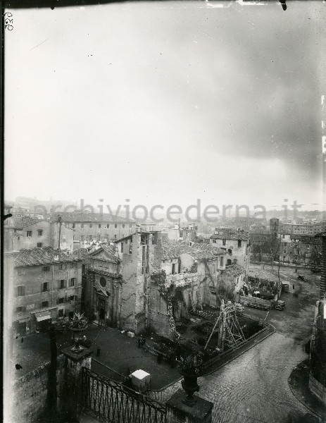 Illustrazione num. 34: "Chiese distrutte per lo sventramento di via del Mare. S. Nicola in Carcere durante i lavori per il suo isolamento, per la liberazione del Foro Olitorio".