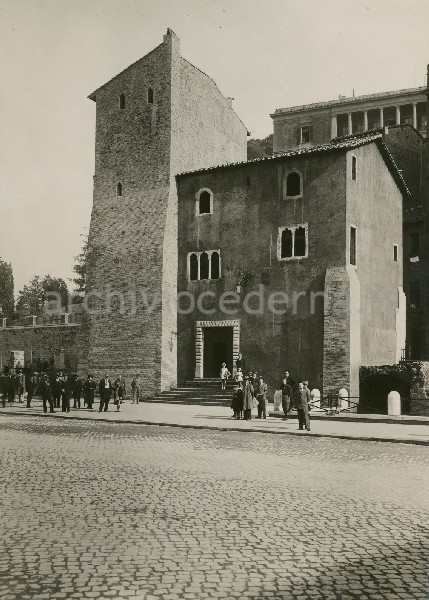 Illustrazione num. 35: "Chiese distrutte per lo sventramento di via del Mare. I falsi di via del Mare (oggi del Teatro di Marcello). La casa medievale e il ridicolo tettarello di S. Nicola in Carcere: qui, al posto del nuovo stradone, sorgeva la famosa piazza Montanara, che era tanto piaciuta a Goethe".
