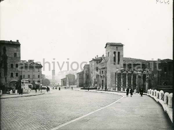 Illustrazione num. 36: "Chiese distrutte per lo sventramento di via del Mare. I falsi di via del Mare (oggi del Teatro di Marcello). La casa medievale e il ridicolo tettarello di S. Nicola in Carcere: qui, al posto del nuovo stradone, sorgeva la famosa piazza Montanara, che era tanto piaciuta a Goethe".