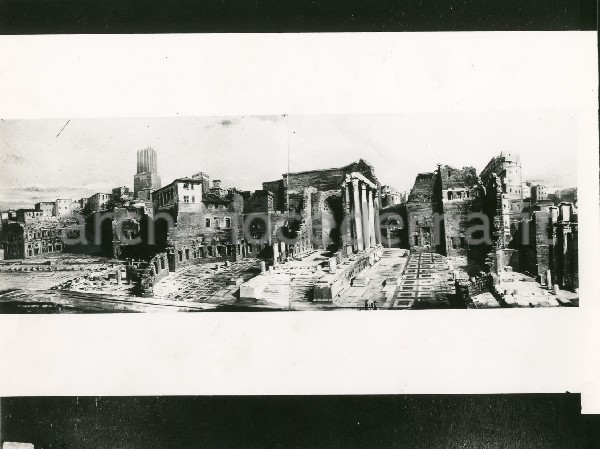 Illustrazione num. 39: "Il disegno di L. Pogliaghi su indicazioni di C. Ricci, nel 1913. L'occhio radiografico di quest'ultima prefigura quella che sar� la liberazione dei Fori Imperiali, dai Mercati Traianei al Foro di Augusto, a quello di Nerva".