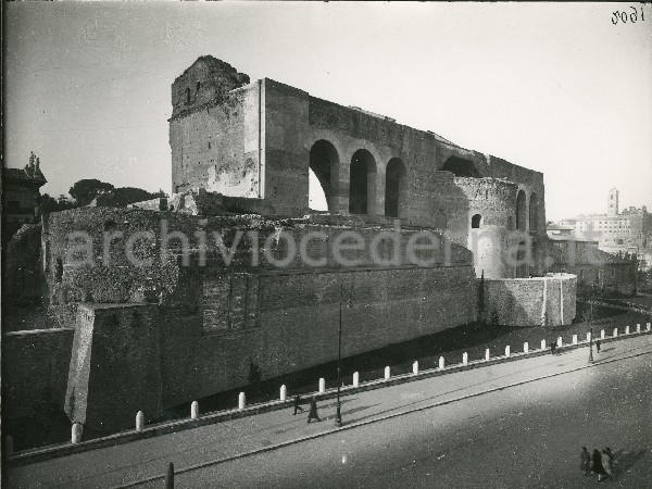 Illustrazione num. 46: "L'evento sospirato (6 settembre 1932): l'apparizione del Colosseo, ora visibile da piazza Venezia; la basilica di Massenzio raschiata e rabberciata che sembra una copia dell'originale".