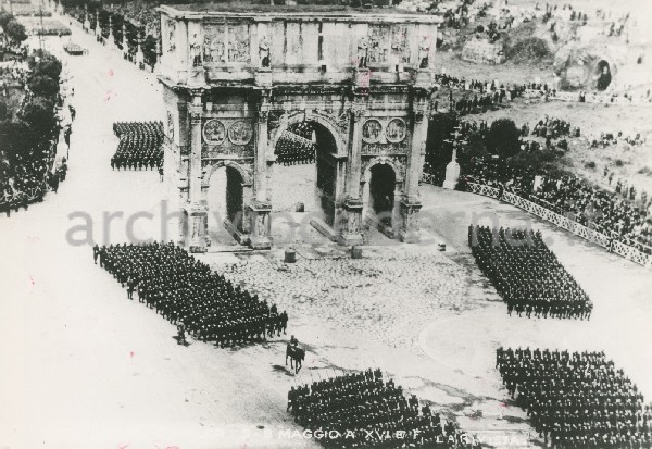 Illustrazione num. 50: "Per cosa � stata fatta via dell'Impero: questa � la parata in onore di Hitler nel 1938".