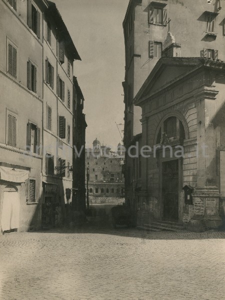 Illustrazione num. 55: "Chiese distrutte dallo sventramento di via dell'Impero. S. Lorenzolo ai Monti, tra il monumento a Vittorio Emanuele e il Foro Traiano, demolita nel '33".