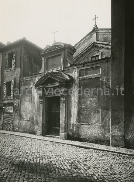 Illustrazione num. 57: "Chiese distrutte dallo sventramento di via dell'Impero. S. Urbano ai Pantani, imponente complesso medievale rifatto nel Sei-Settecento in via Alessandrina, demolita nel 1933. Portale".