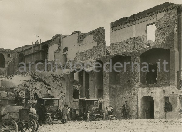 Illustrazione num. 59: "Chiese distrutte dallo sventramento di via dell'Impero. [S. Urbano ai Pantani] Demolizione della chiesa e dei grandiosi archi medievali".