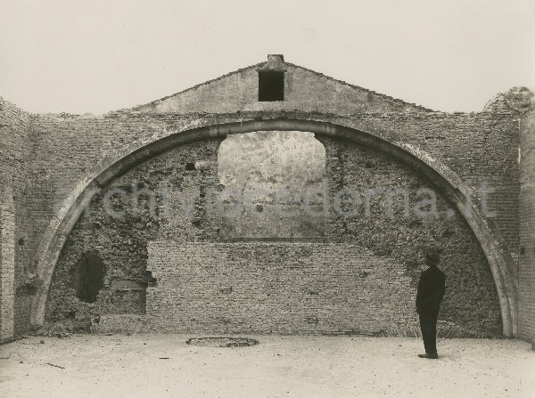 Illustrazione num. 60: "Chiese distrutte dallo sventramento di via dell'Impero. [S. Urbano ai Pantani] Demolizione della chiesa e dei grandiosi archi medievali".