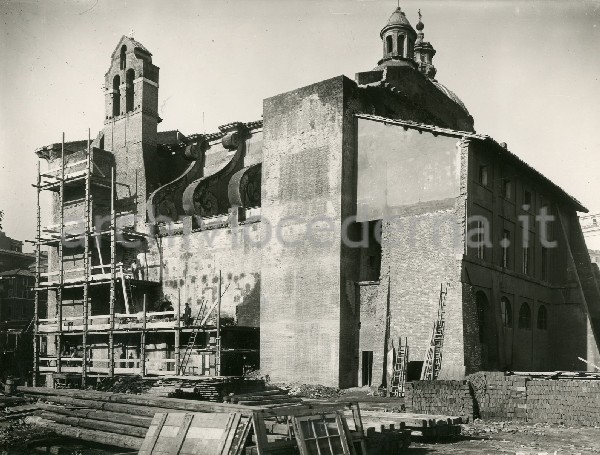 Illustrazione num. 61: "Chiese distrutte dallo sventramento di via dell'Impero. Demolizione della chiesa di S. Adriano nella Curia del Senato (1932-37). Raschaimento dell'esterno e sua riduzione a scatola raschiata".