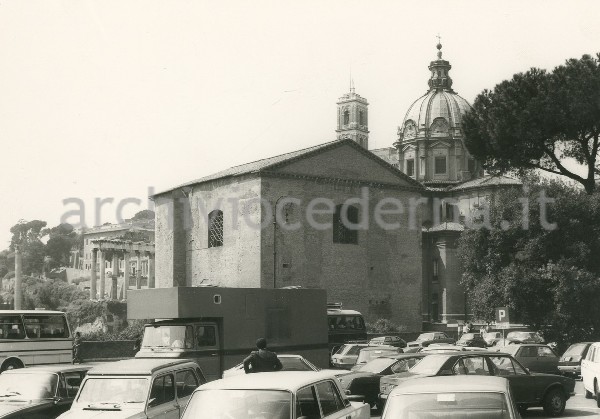 Illustrazione num. 62: "Chiese distrutte dallo sventramento di via dell'Impero. Demolizione della chiesa di S. Adriano nella Curia del Senato (1932-37). Raschaimento dell'esterno e sua riduzione a scatola raschiata".