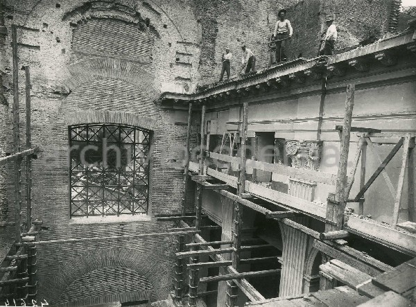 Illustrazione num. 64: "Chiese distrutte dallo sventramento di via dell'Impero. Demolizione della chiesa di S. Adriano nella Curia del Senato (1932-37). Il bellissimo interno barocco, e la sua demolizione".