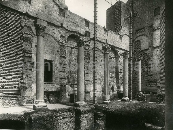 Illustrazione num. 65: "Chiese distrutte dallo sventramento di via dell'Impero. Demolizione della chiesa di S. Adriano nella Curia del Senato (1932-37). Nemmeno la scoperta delle strutture medievali sotto quelle barocche ferma la mano ai vandali: il risultato attuale, tutto falso, adatto per una scena degli "Ultimi giorni di Pompei".