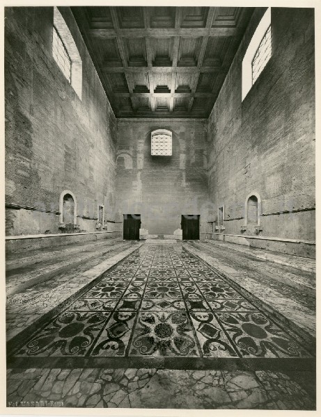 Illustrazione num. 66: "Chiese distrutte dallo sventramento di via dell'Impero. Demolizione della chiesa di S. Adriano nella Curia del Senato (1932-37). Nemmeno la scoperta delle strutture medievali sotto quelle barocche ferma la mano ai vandali: il risultato attuale, tutto falso, adatto per una scena degli "Ultimi giorni di Pompei".