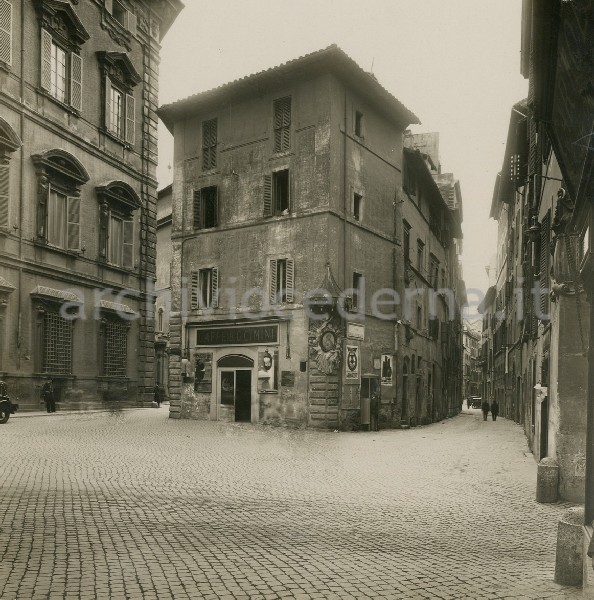 Illustrazione num. 70: "Piazza Madama (a sinistra il palazzo del Senato) prima dello sventramento di corso del Rinascimento. Il corso del rinascimento, con a sinistra l'appendice del Senato costruita in quegli anni (1937-38) e in fondo sulla destra (dopo il taglio di due campate di  S. Giacomo degli Spagnoli) i palazzi di Foschini e Rebecchini, va a sbattere contro la facciata di S. Andera della Valle".