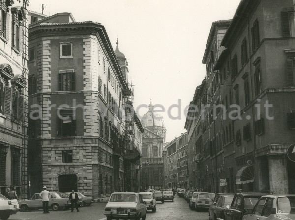 Illustrazione num. 71: "Piazza Madama (a sinistra il palazzo del Senato) prima dello sventramento di corso del Rinascimento. Il corso del rinascimento, con a sinistra l'appendice del Senato costruita in quegli anni (1937-38) e in fondo sulla destra (dopo il taglio di due campate di  S. Giacomo degli Spagnoli) i palazzi di Foschini e Rebecchini, va a sbattere contro la facciata di S. Andera della Valle".