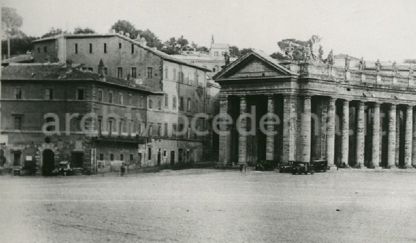 Illustrazione num. 74: "Particolare il rapporto tra il colonnato e l'edilizia circostante. Al posto del ciquecentesco palazzo Alicorni, demolito nel '29 per delimitare i confini della Citt� del Vaticano, sorgono i baracconi piacentiniani della piazza Pio XII (ex Rusticucci)".
