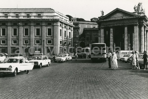 Illustrazione num. 75: "Particolare il rapporto tra il colonnato e l'edilizia circostante. Al posto del ciquecentesco palazzo Alicorni, demolito nel '29 per delimitare i confini della Citt� del Vaticano, sorgono i baracconi piacentiniani della piazza Pio XII (ex Rusticucci)".