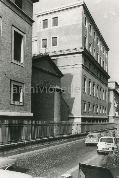 Illustrazione num. 77: "Il prospetto di S. Lorenzo in Piscibus su piazza Rusticucci, distrutto dallo sventramento di via della Conciliazione; oggi la chiesa, grottescamente inscatolata in un'intercapedine di un propileo piacentino, mostra la sua abside tutta rifatta in Borgo S. Spirito".