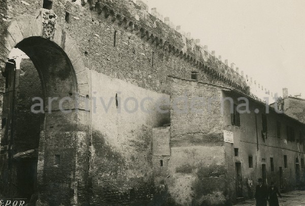 Illustrazione num. 80: "Com'erano le mura del "Corridore"in Borgo S. Angelo e come sono stae ridotte, dopo la demolizione di tutte le basse case spesso di impianto medievale che si addossavano ad esse".