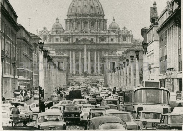 Illustrazione num. 82: "I vantaggi degli sventramenti: com'� oggi via della Conciliazione".