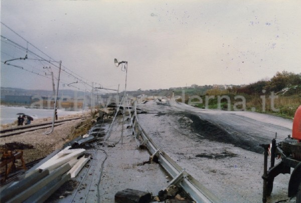 "Ancona - la strada statale e la ferrovia dislocate e deformate (Adriatica)."