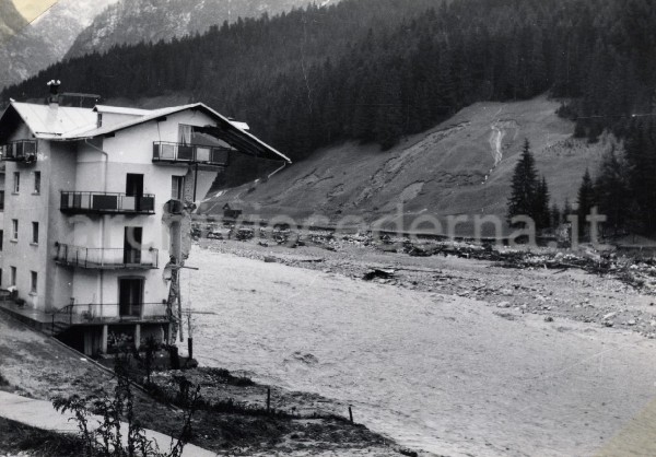 "Provincia di Belluno - Comelico - Resti di un edificio costruito sul greto del Piave, demolito dalla piena del 1966
