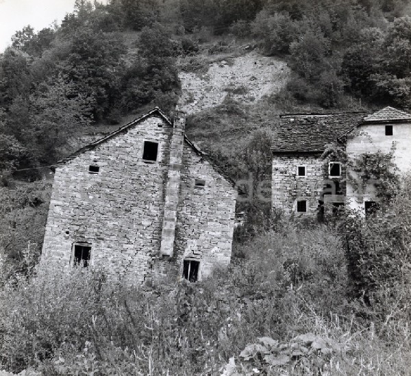 "Provincia di Belluno - Alpago - gruppo di case dislocate, fondato su un vecchio corpo di frana rimessosi in movimento durante l'alluvione del 4 novembre 1966."