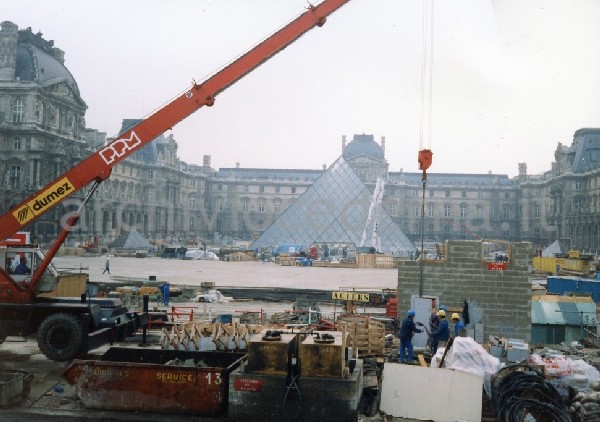 Parigi, lavori per la costruzione del museo del Louvre