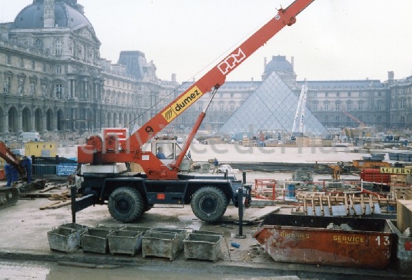 Parigi, lavori per la costruzione del museo del Louvre