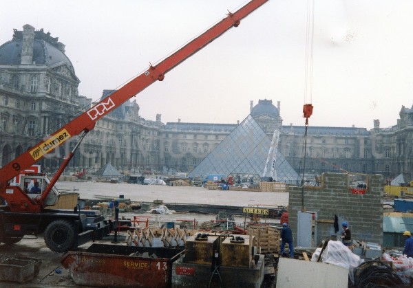 Parigi, lavori per la costruzione del museo del Louvre