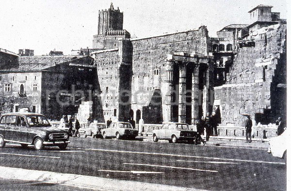 Il Foro di Augusto dal Priorato dei Cavalieri di Rodi al Tempio di Minerva, visto dall'inizio attuale di via Alessandrina