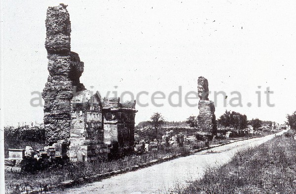 Via Appia Antica: monumento sepolcrale di Sesto Pompeo Gnoto (14 d.C.)