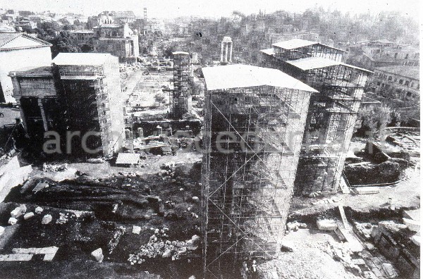 Campagna di restauro del Foro Romano nel 1983