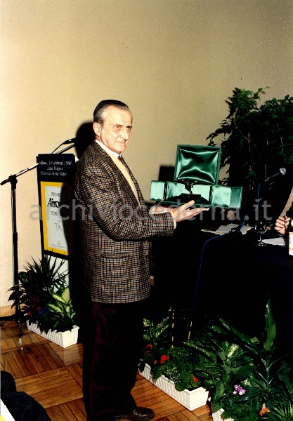 Antonio Cederna riceve il Premio Airone d'Oro 1987