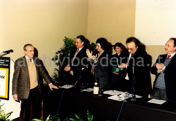 Antonio Cederna con la giuria alla premiazione del Premio Airone d'Oro 1987
