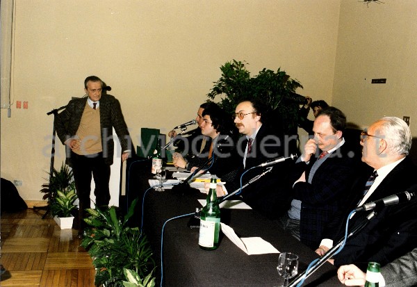 Antonio Cederna con la giuria alla premiazione del Premio Airone d'Oro 1987